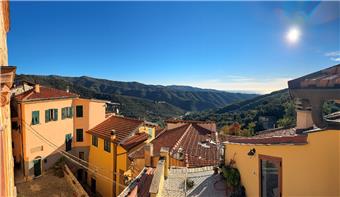 Rif. 023 – Casa di paese su tre piani con terrazza vista mare.