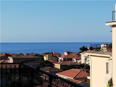 Ref. 006 - Sunny two-room apartment with livable terrace and own garage.