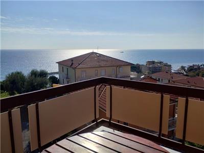 Rif. 001 – Soleggiato trilocale con terrazza vista mare e garage di proprietà 